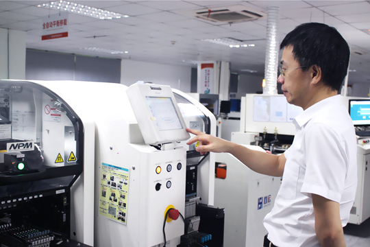 宝安日报报道：555000jc1线路检测公司顾伟 三十载初心不改 深耕LED显示屏研发